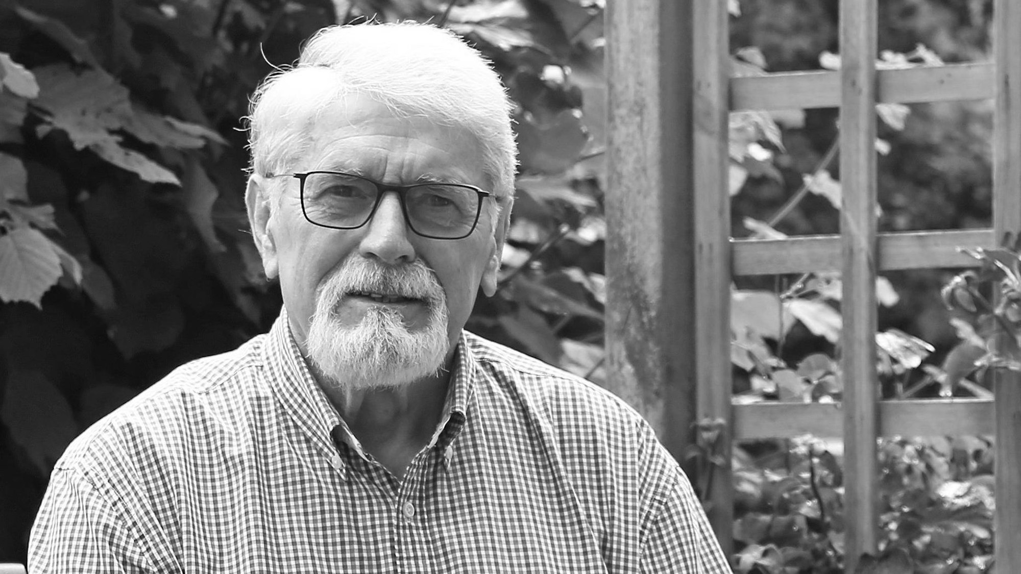 Schwarz-weiß-Aufnahme eines Herrn mit Bart und Brille.