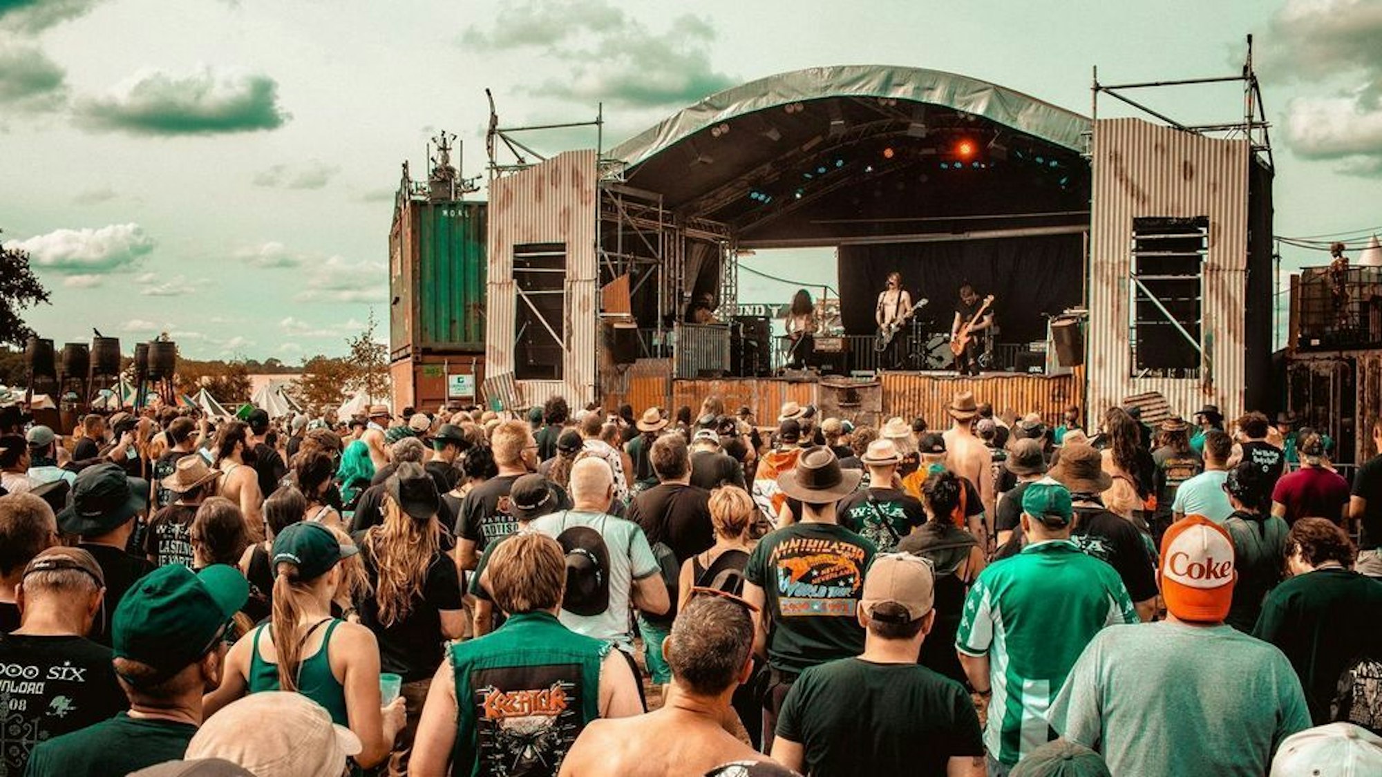 Zuschauer verfolgen ein Konzert in Wacken.