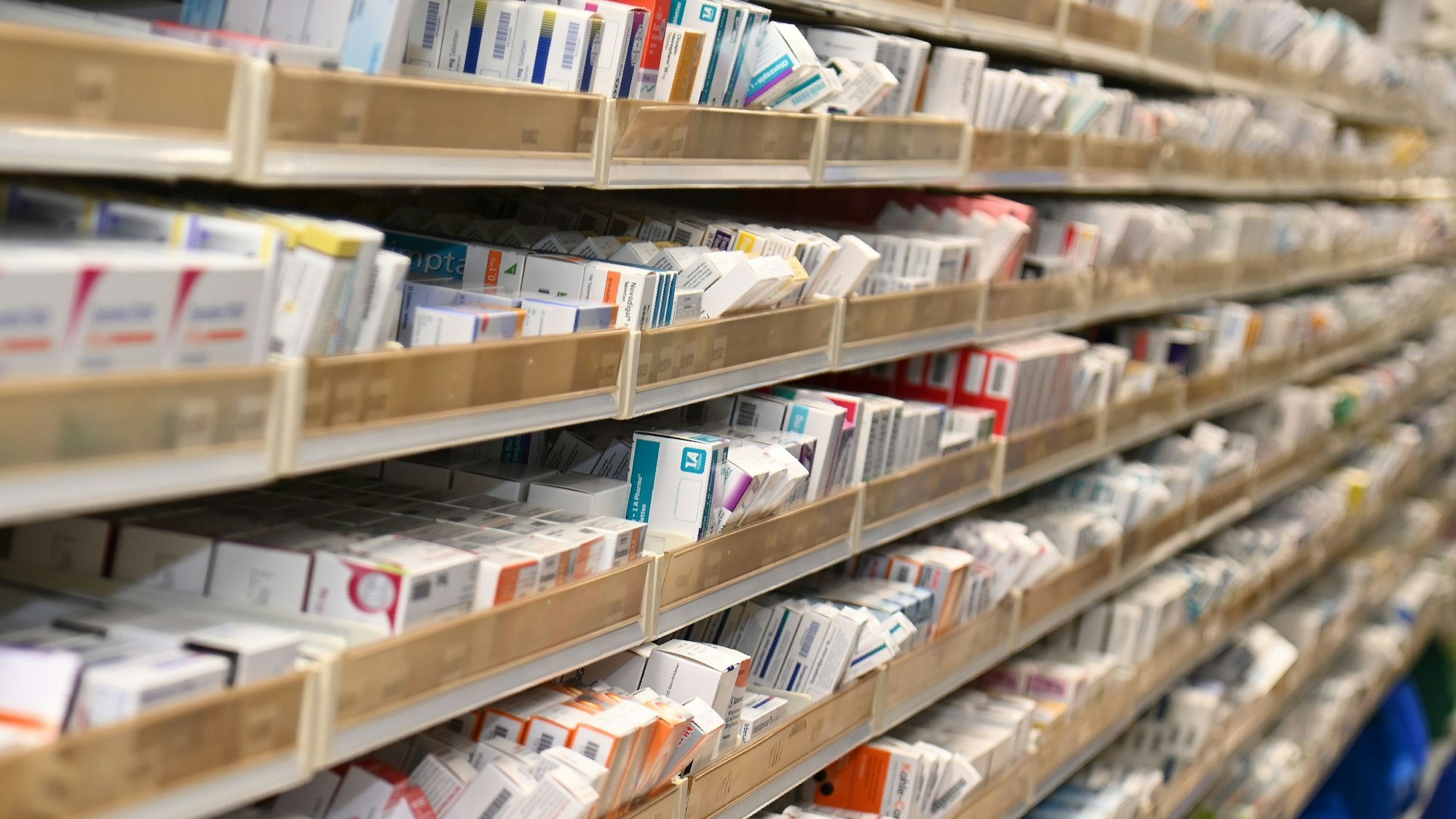 03.11.2025 Köln. Wie kommt das Medikament zum Patienten? Die Uniklinik Köln hat ein neues Unit-Dose-System entwickelt. Foto: Alexander Schwaiger