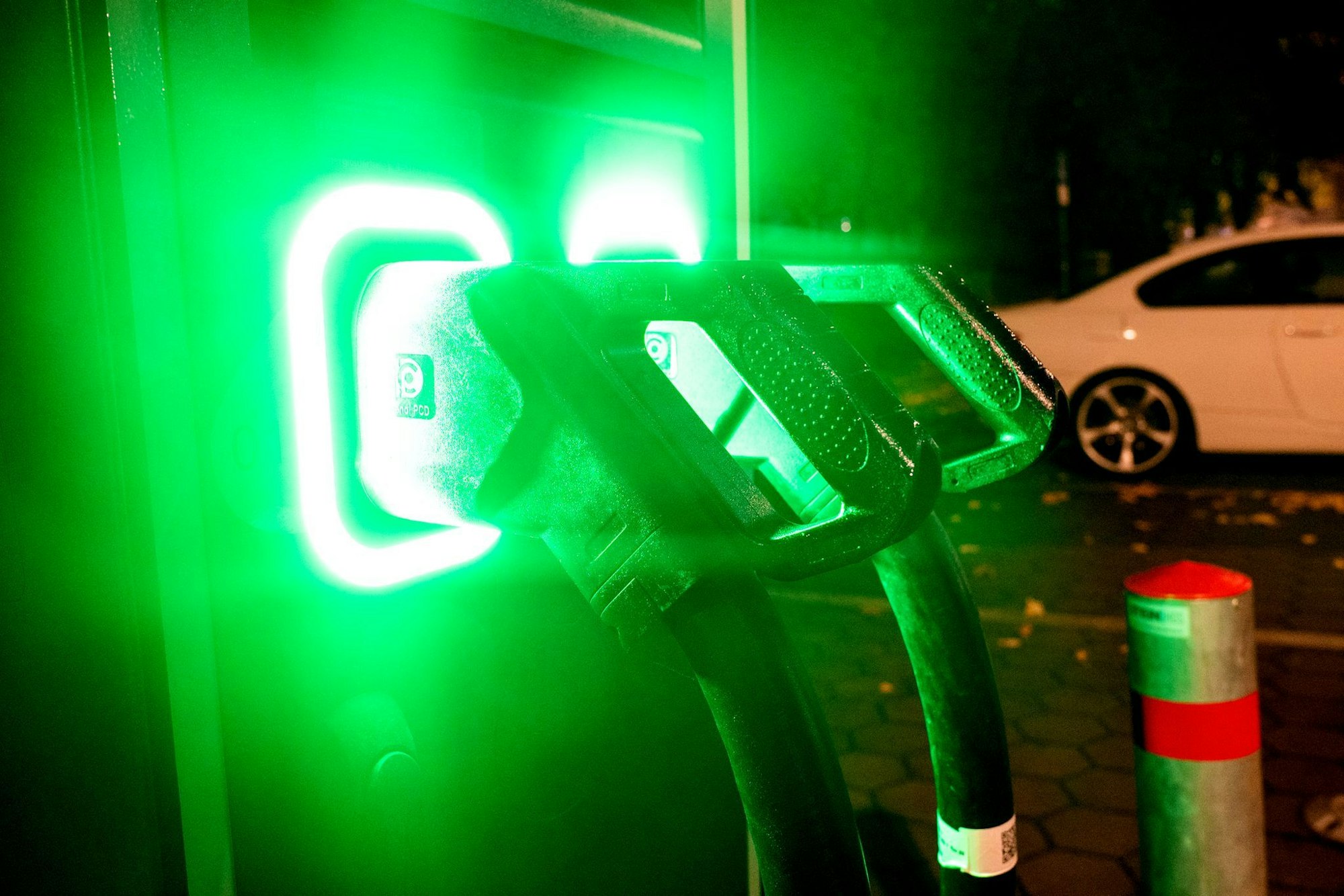 Die Verfügbarkeit von Ladepunkten für E-Auto-Besitzer variiert in den Bundesländern stark. (Archivbild)