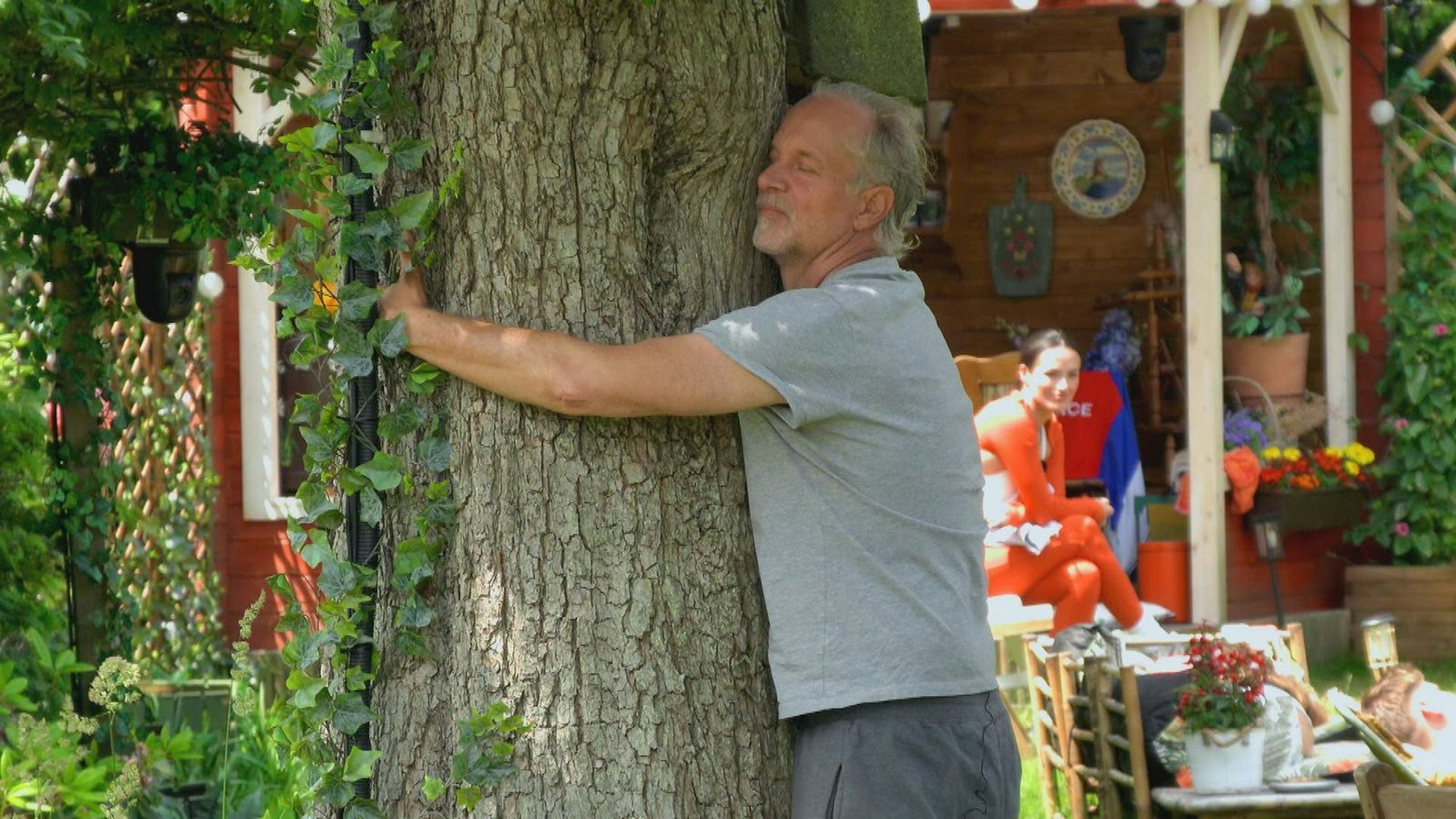 Mein Freund, der Baum: Jochen tankt Energie. (Bild: RTL)