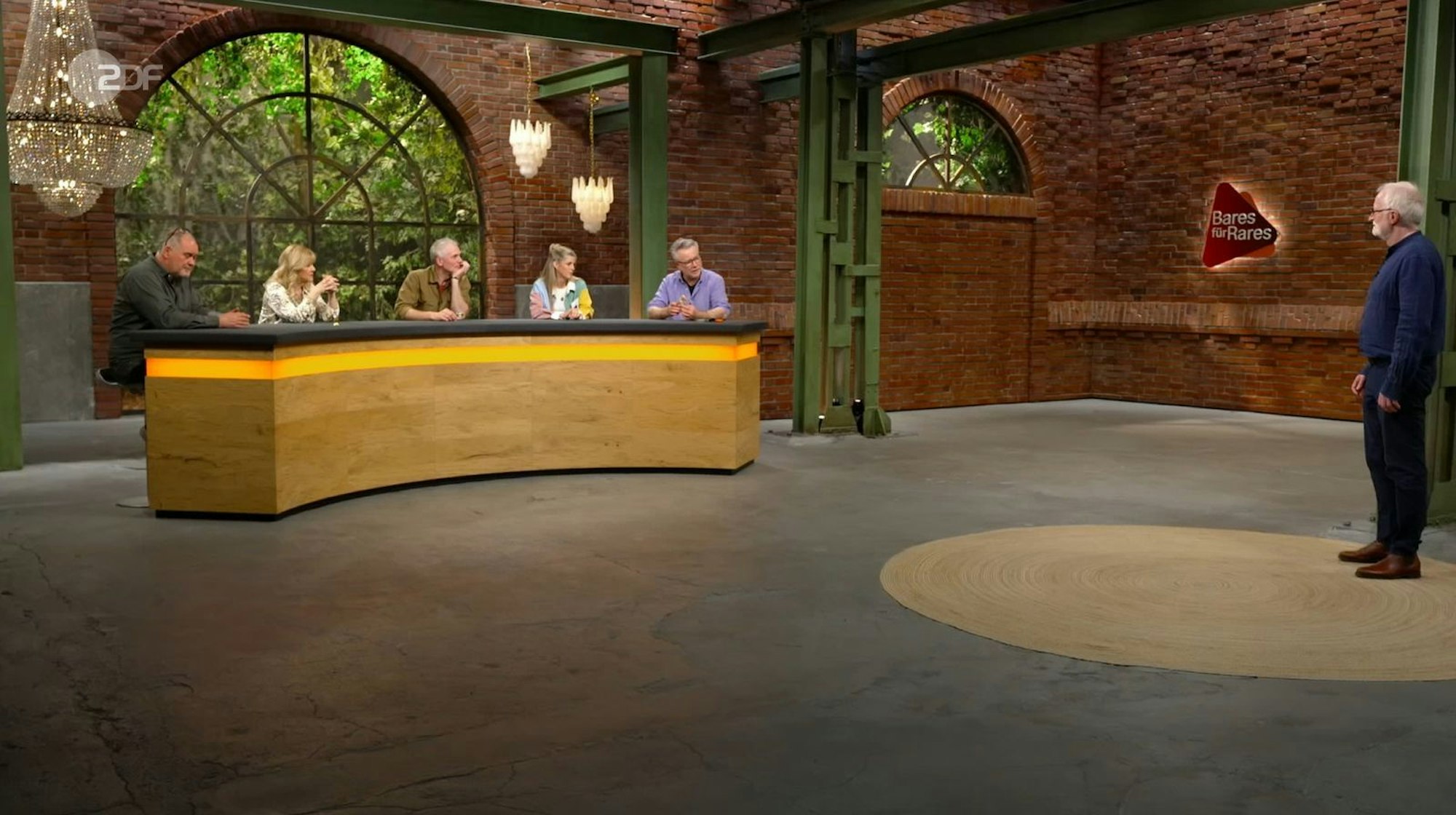 „Weil der so bescheuert aussieht, hat er einen besonderen Wert“, fand Walter „Waldi“ Lehnertz ehrliche Worte. Den Schätzpreis erreichte King Peng zwar nicht, aber Christian Vechtel legte immerhin 250 Euro auf den Tisch. (Bild: ZDF)