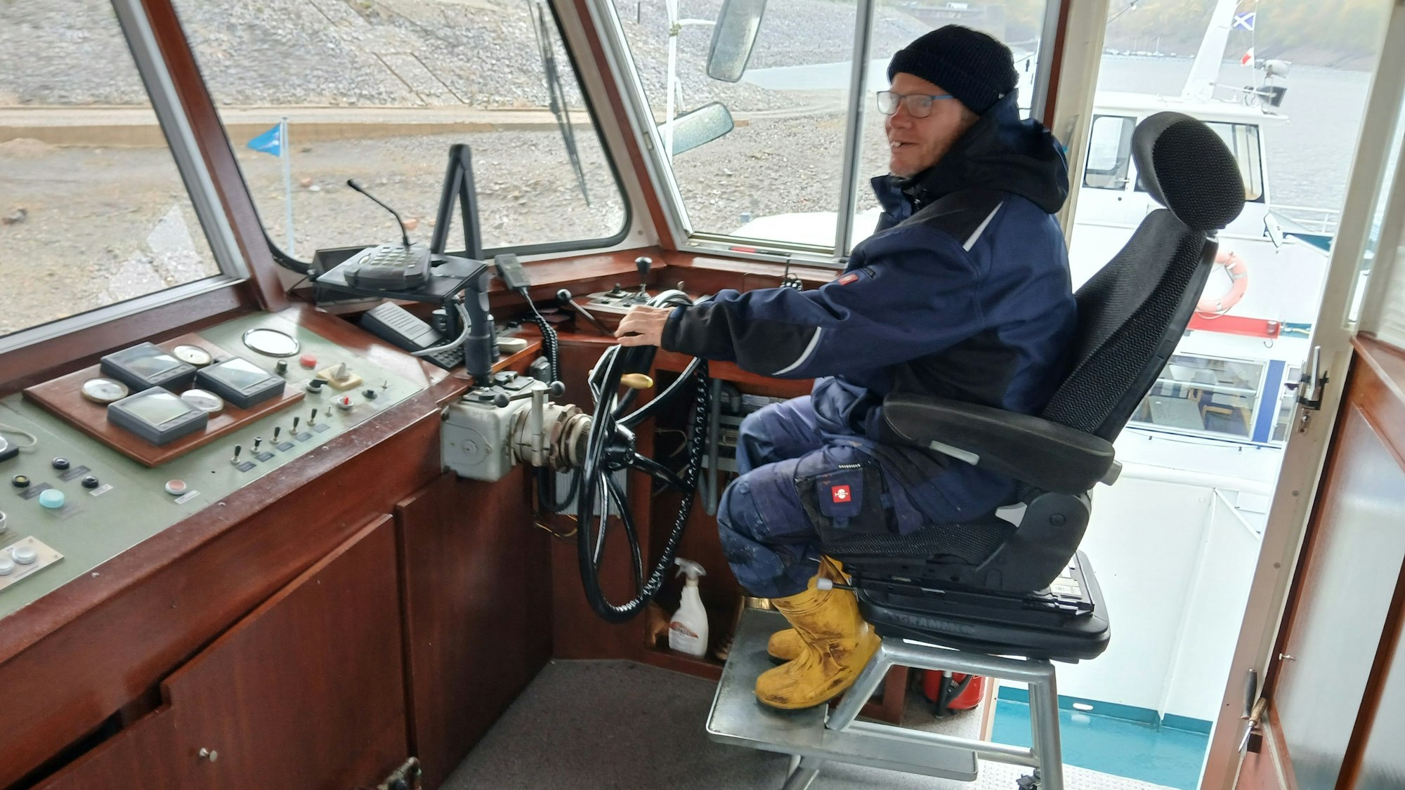 Kapitän Klaus Blumberg sitzt an seinem alten Steuerstand, der modernisiert wird in der Winterpause.