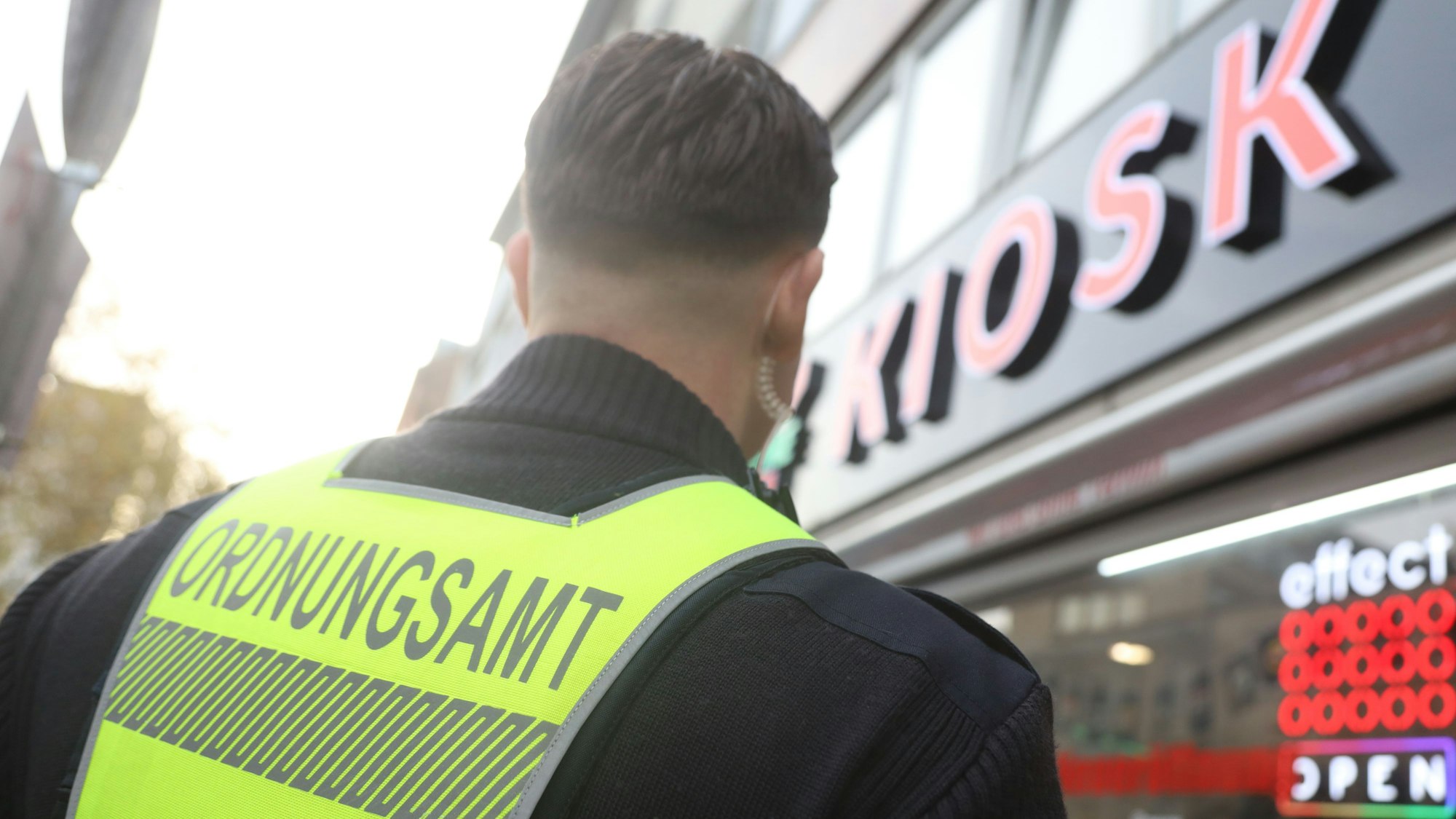 04.11.2025, Köln: Polizei und Stadt kontrollieren Kioske vor dem 11.11. - und schicken jugendliche Testkäufer vor. Foto: Arton Krasniqi