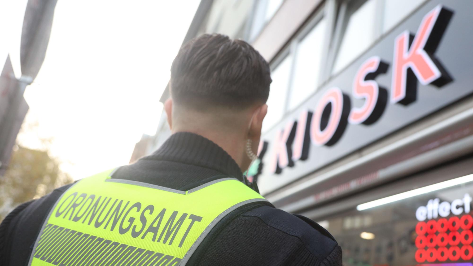Mitarbeiter des Ordnungsamtes vor einem Kiosk