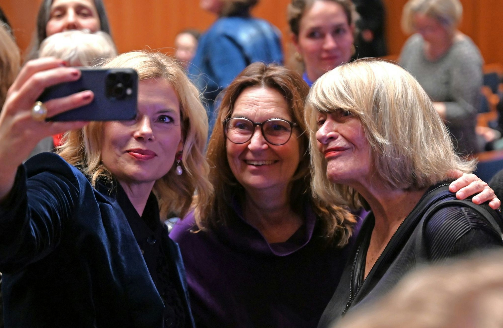 Julia Klöckner (v.l.-r., CDU), Bundestagspräsidentin, Mechthild Heil (CDU) und Frauenrechtlerin Alice Schwarzer lächeln für ein Selfie.