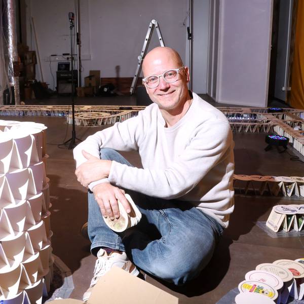 03.11.2025, Köln: Guinness-Weltrekordversuch mit 80.000 Bierdeckel im Rhein-Center. Der Pulheimer Benjamin Klapper wird im Laufe des Novembers ein monumentales Kunstwerk aus 80.000 Bierdeckeln errichten. Foto: Arton Krasniqi