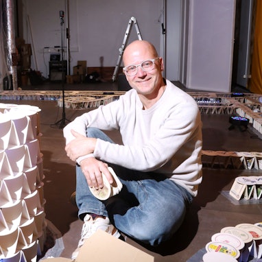 03.11.2025, Köln: Guinness-Weltrekordversuch mit 80.000 Bierdeckel im Rhein-Center. Der Pulheimer Benjamin Klapper wird im Laufe des Novembers ein monumentales Kunstwerk aus 80.000 Bierdeckeln errichten. Foto: Arton Krasniqi