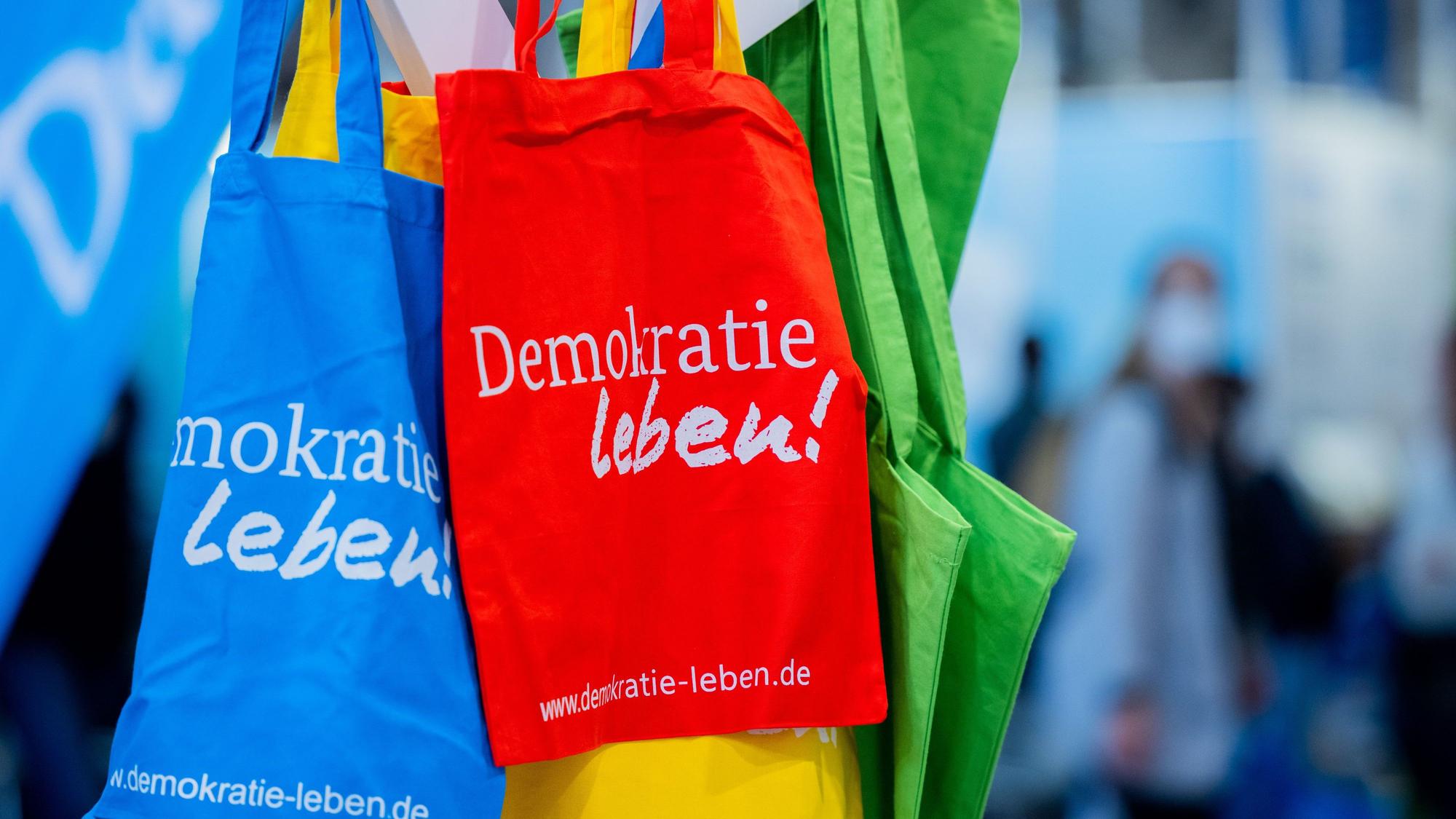 „Demokratie leben!“, steht auf Stofftaschen bei der Bildungsmesse didacta in Köln.