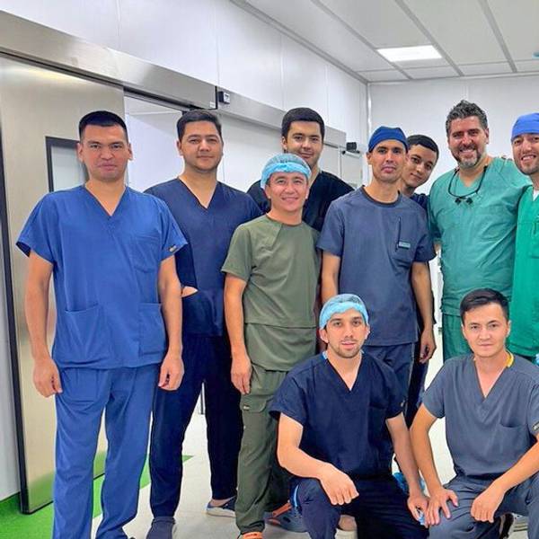 Dr. Leonidas Karapanos vom Klinikum Leverkusen mit den Medizinern nach einem Eingriff in Usbekistan.