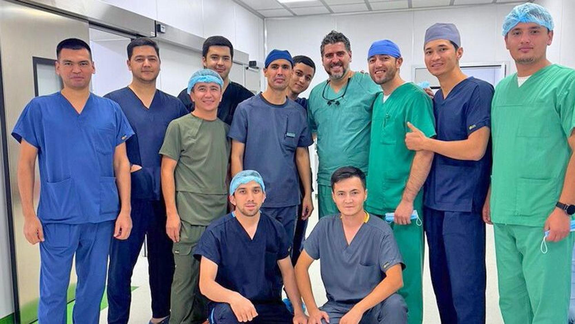 Dr. Leonidas Karapanos vom Klinikum Leverkusen mit den Medizinern nach einem Eingriff in Usbekistan.