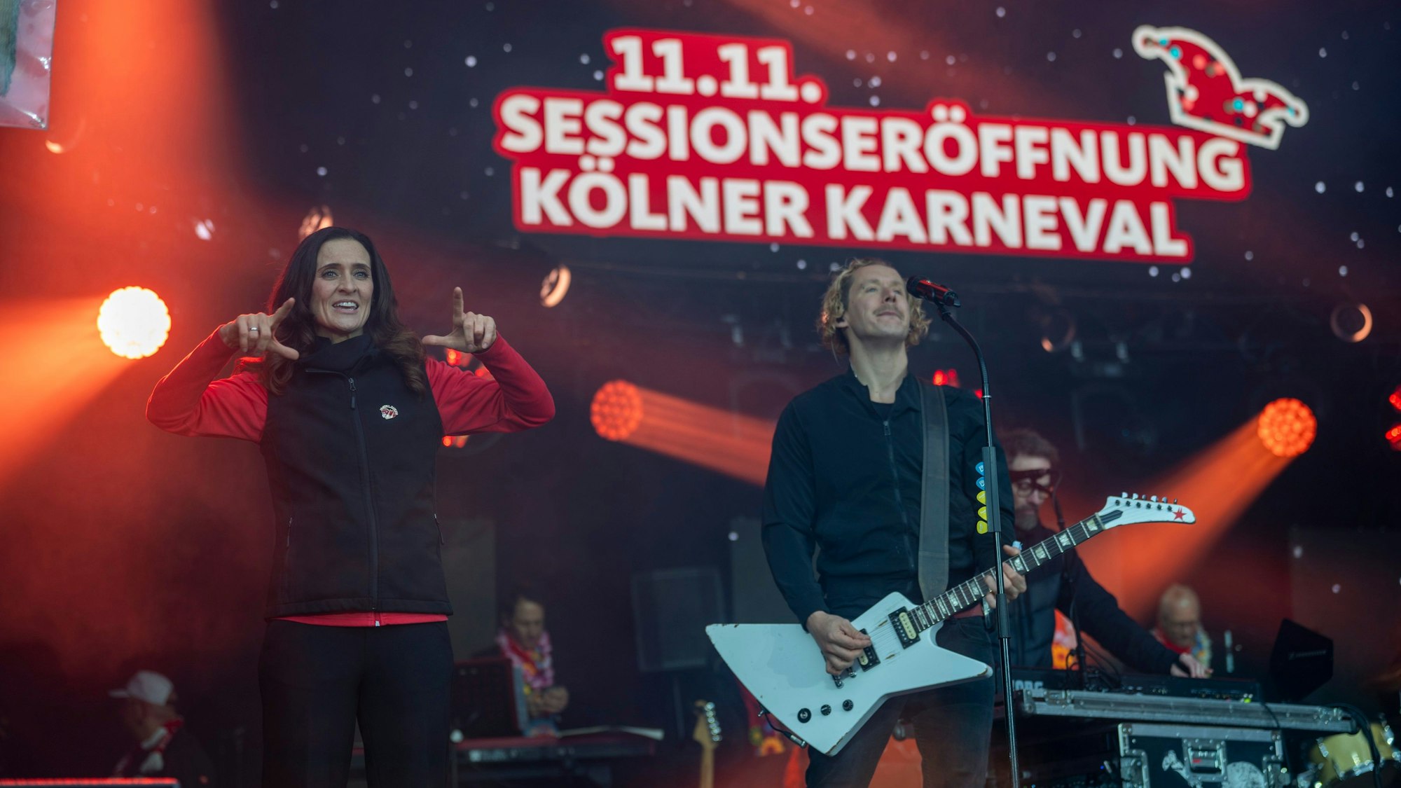Gebärdendolmetscherin und Gitarrist auf einer Bühne bei der Sessionseröffnung auf dem Heumarkt