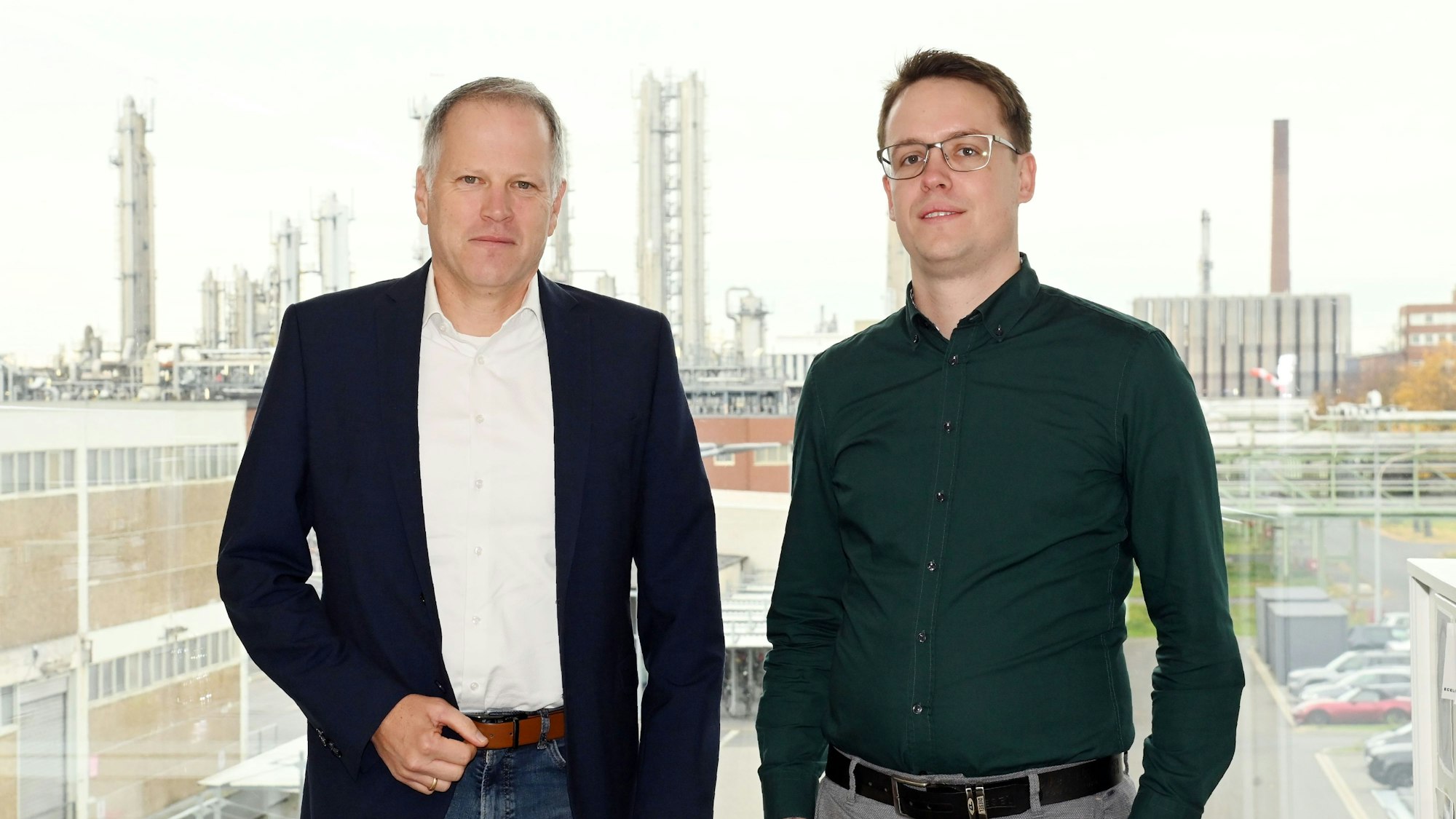 Ineos-Geschäftsführer Patrick Giefers (l.) neben Betriebsrats-Vize Leonhard Huckschlag. Im Hintergrund der Ineos-Chempark in Worringen.