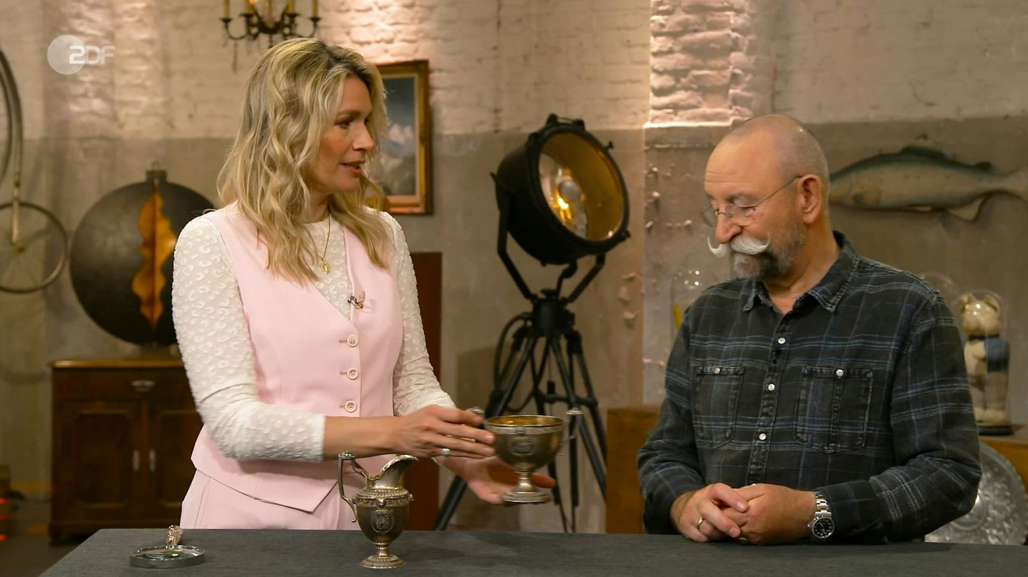 Bei den nächsten Objekten kam Horst Lichter ins Jubeln: „Endlich ist er da, der Heilige Gral! Wir werden in die Geschichte eingehen.“ Zur Disposition standen ein Milchkännchen und eine Zuckerschale im neoklassizistischen Stil. Die Expertise belief sich auf 350 bis 400 Euro. (Bild: ZDF)