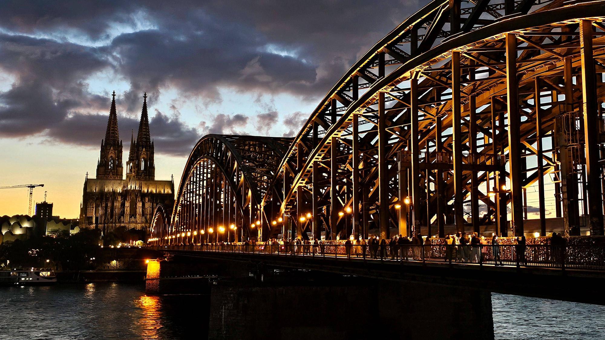 Blick auf die Kölner Innenstadt mit Dom und Hohenzollernbrücke. Stadtkämmerin Dörte Diemert hat nun eine Haushaltssperre für die Stadtverwaltung verhängt. (Symbolbild)