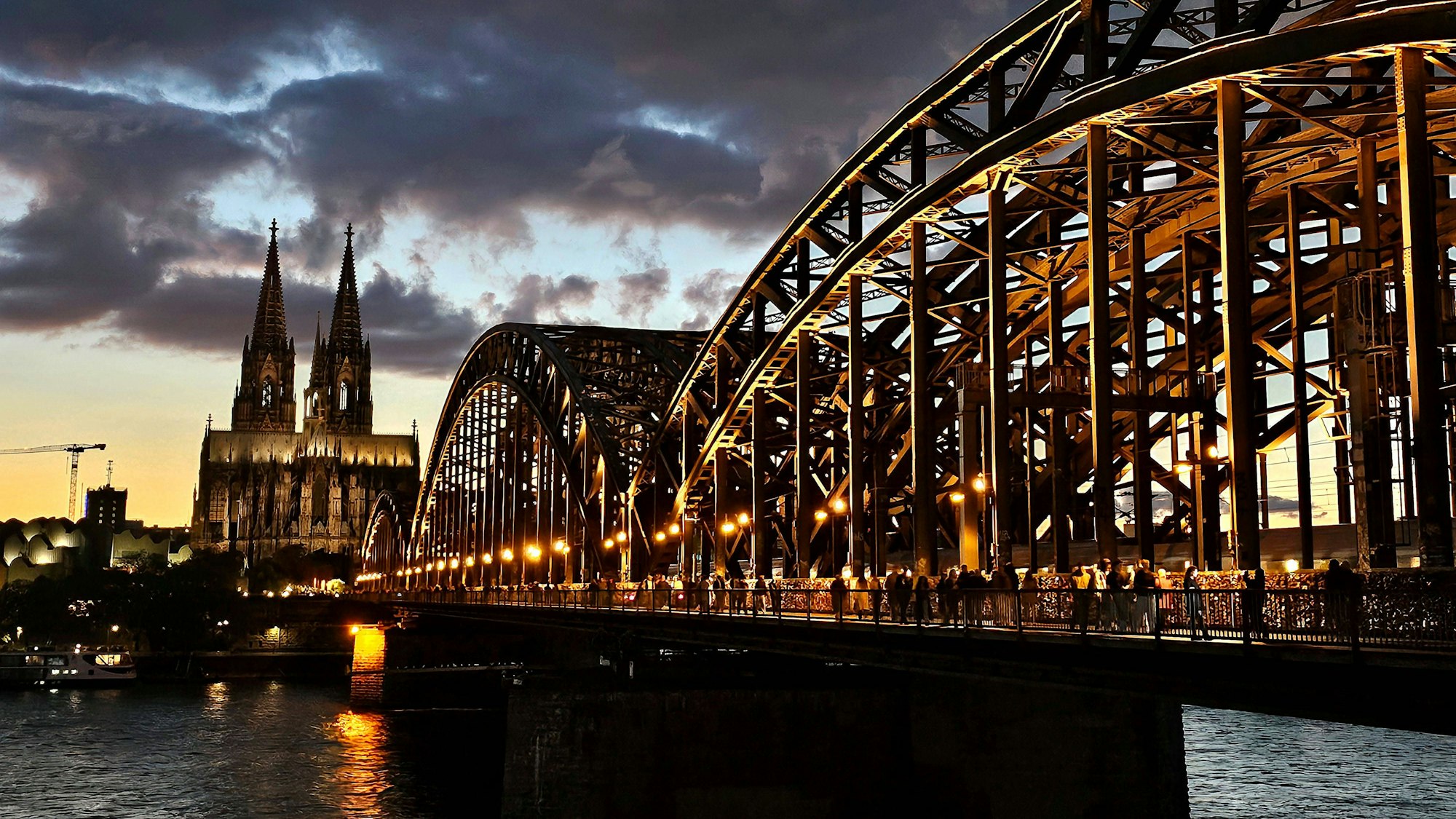 Blick auf die Kölner Innenstadt mit Dom und Hohenzollernbrücke. Stadtkämmerin Dörte Diemert hat nun eine Haushaltssperre für die Stadtverwaltung verhängt. (Symbolbild)