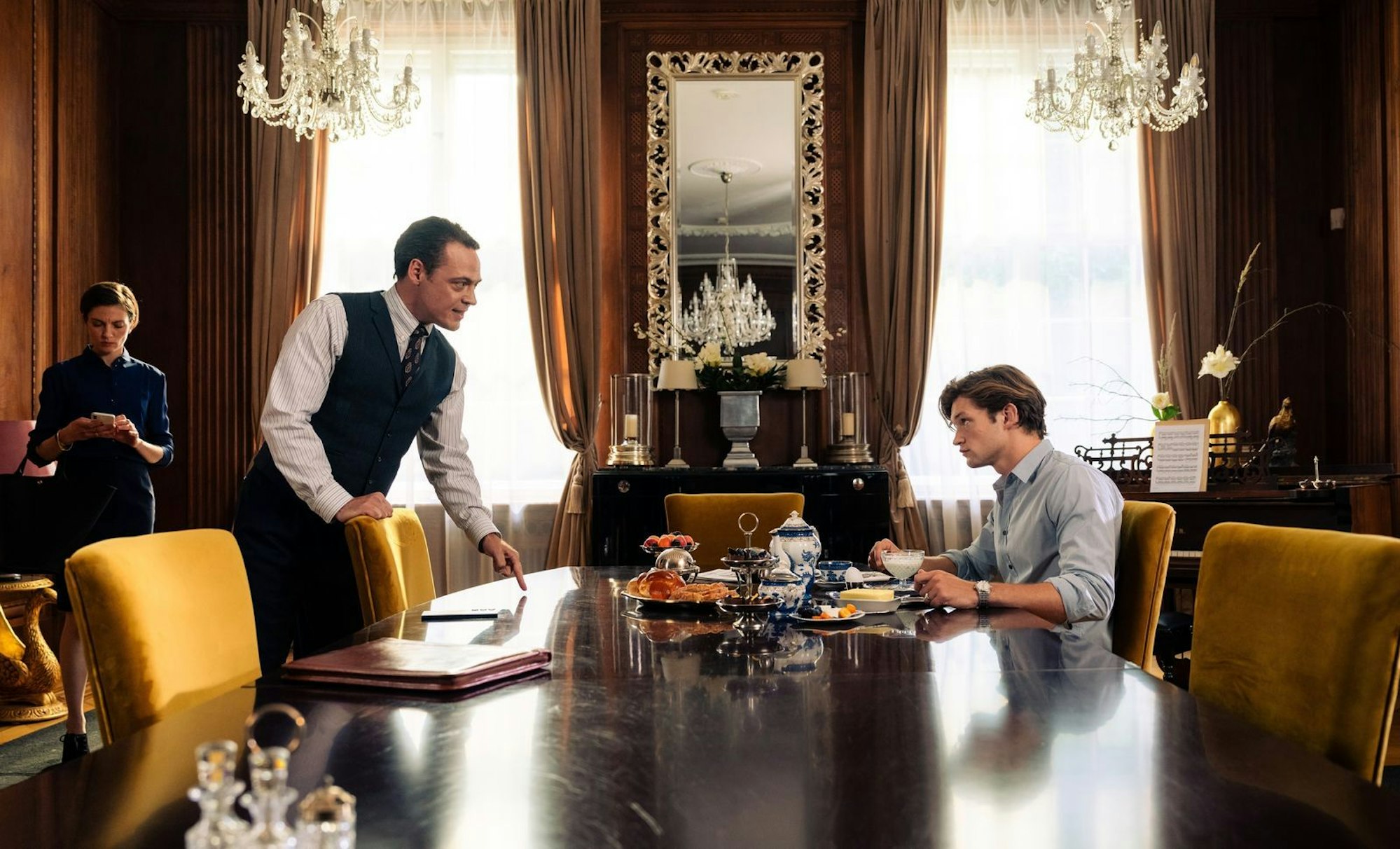 Mortimer Beaufort (Fedja van Huêt, links) setzt seinen Sohn James (Damian Hardung) unter Druck, seinen Verpflichtungen nachzukommen. (Bild: Prime Video / Stephan Rabold)