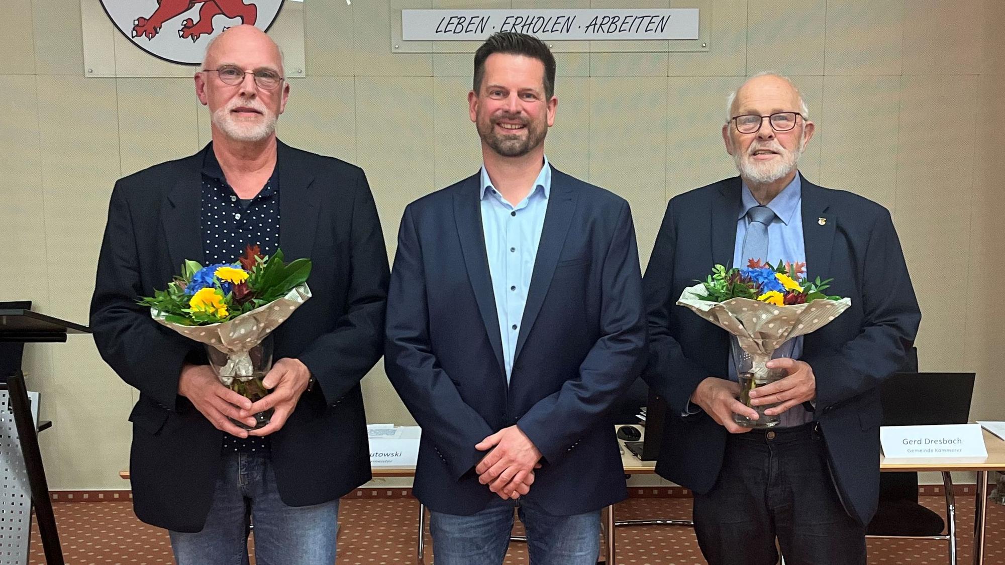 Reichshofs neuer Bürgermeister Jan Gutowski (parteilos, Mitte) mit seinen ehrenamtlichen Stellvertretern Gerald Zillig (SPD, links) und Karl Bodo Leienbach (FWO, rechts)