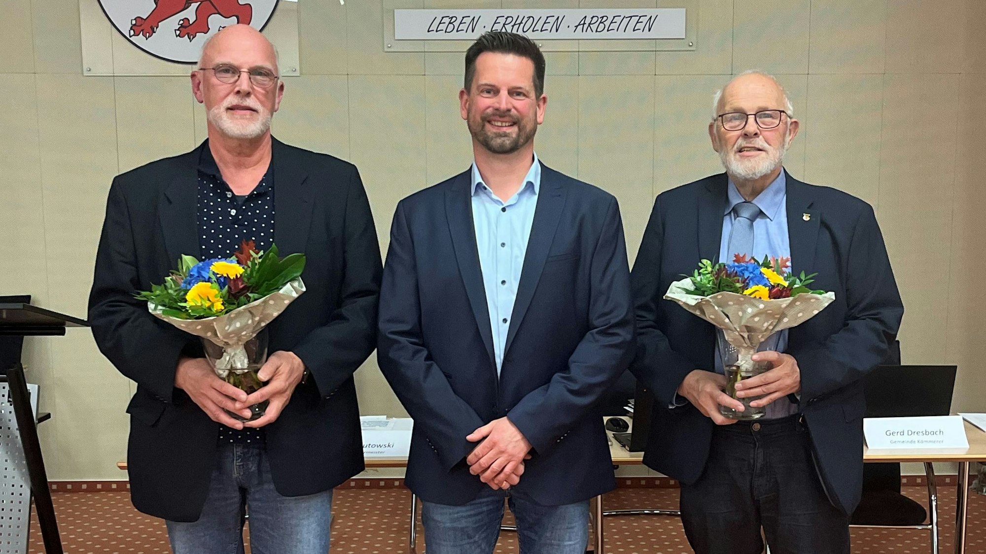 Reichshofs neuer Bürgermeister Jan Gutowski (parteilos, Mitte) mit seinen ehrenamtlichen Stellvertretern Gerald Zillig (SPD, links) und Karl Bodo Leienbach (FWO, rechts)