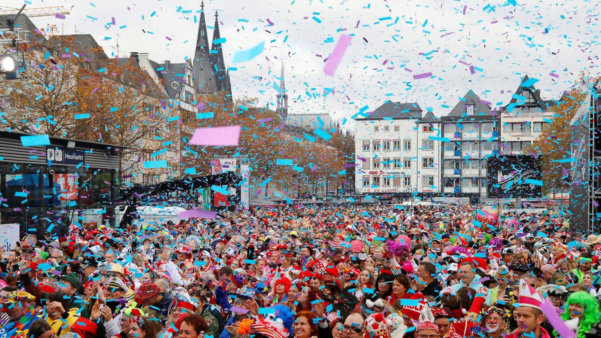 Der Auftakt zur Karnevalssession auf dem Heumarkt.