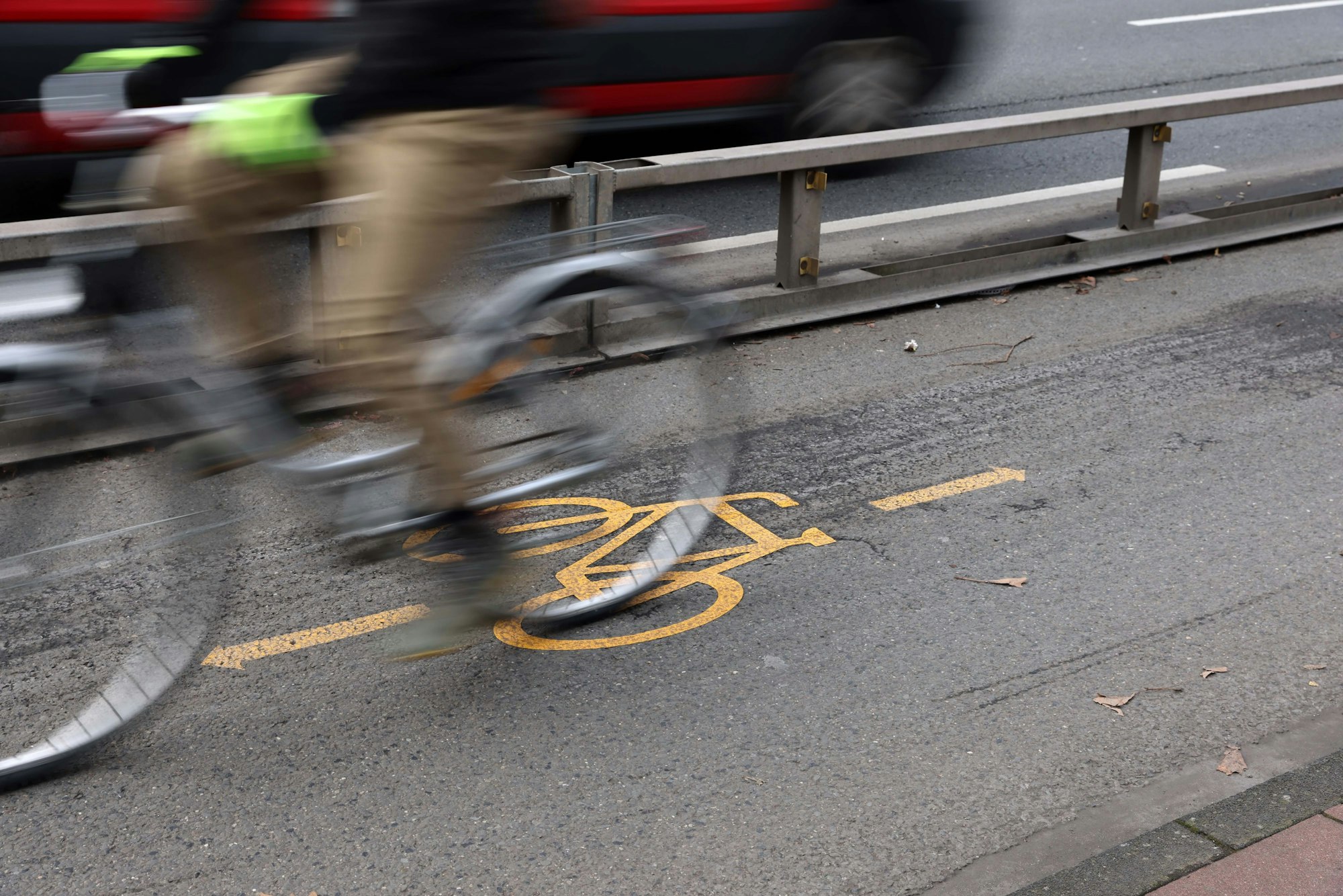 Einen geschützten und sicheren Radweg wünschen sich Politik und Verwaltung an der L 136 in Ründeroth.