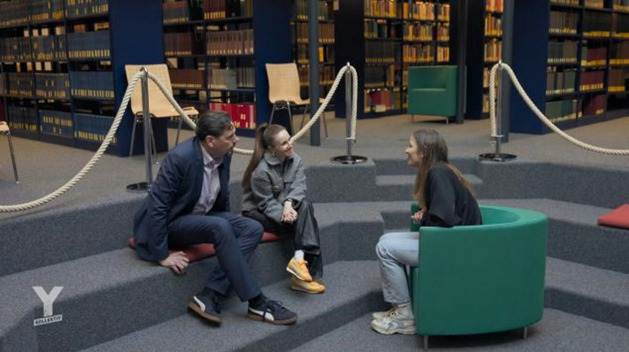 Thomas Jacobsen und Selina Maria Weiler (Mitte) forschen zu Körpermodifikation und Suspensions und erklären Reporterin von der Groeben die Hintergründe. (Bild: ARD)