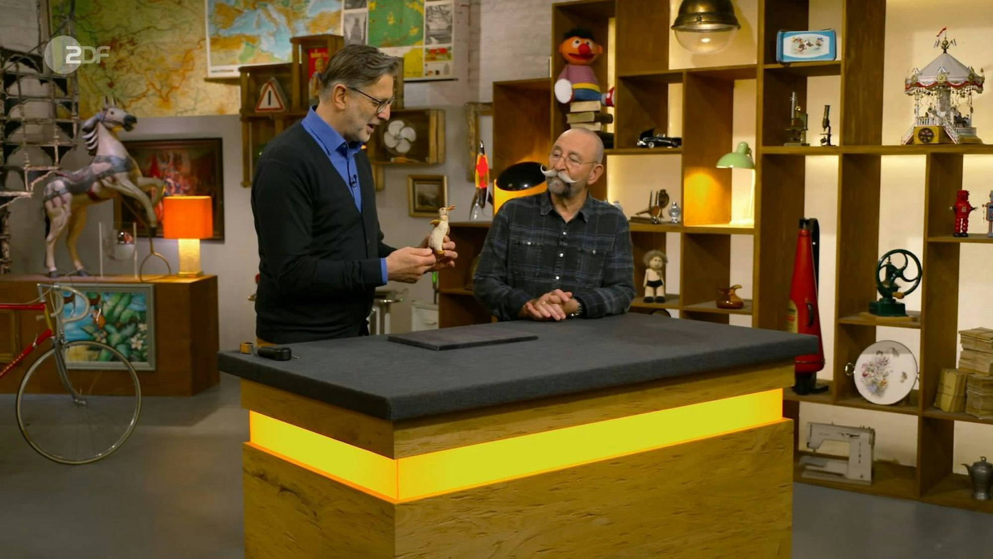 Horst Lichter wusste nicht recht, was er beim Anblick dieses Objekts sagen sollte: „Oh Gott, oh Gott, oh Gott - der ist ein wenig gerupft.“ Ob das wohl gute Vorzeichen für einen lukrativen Verkauf waren? (Bild: ZDF)