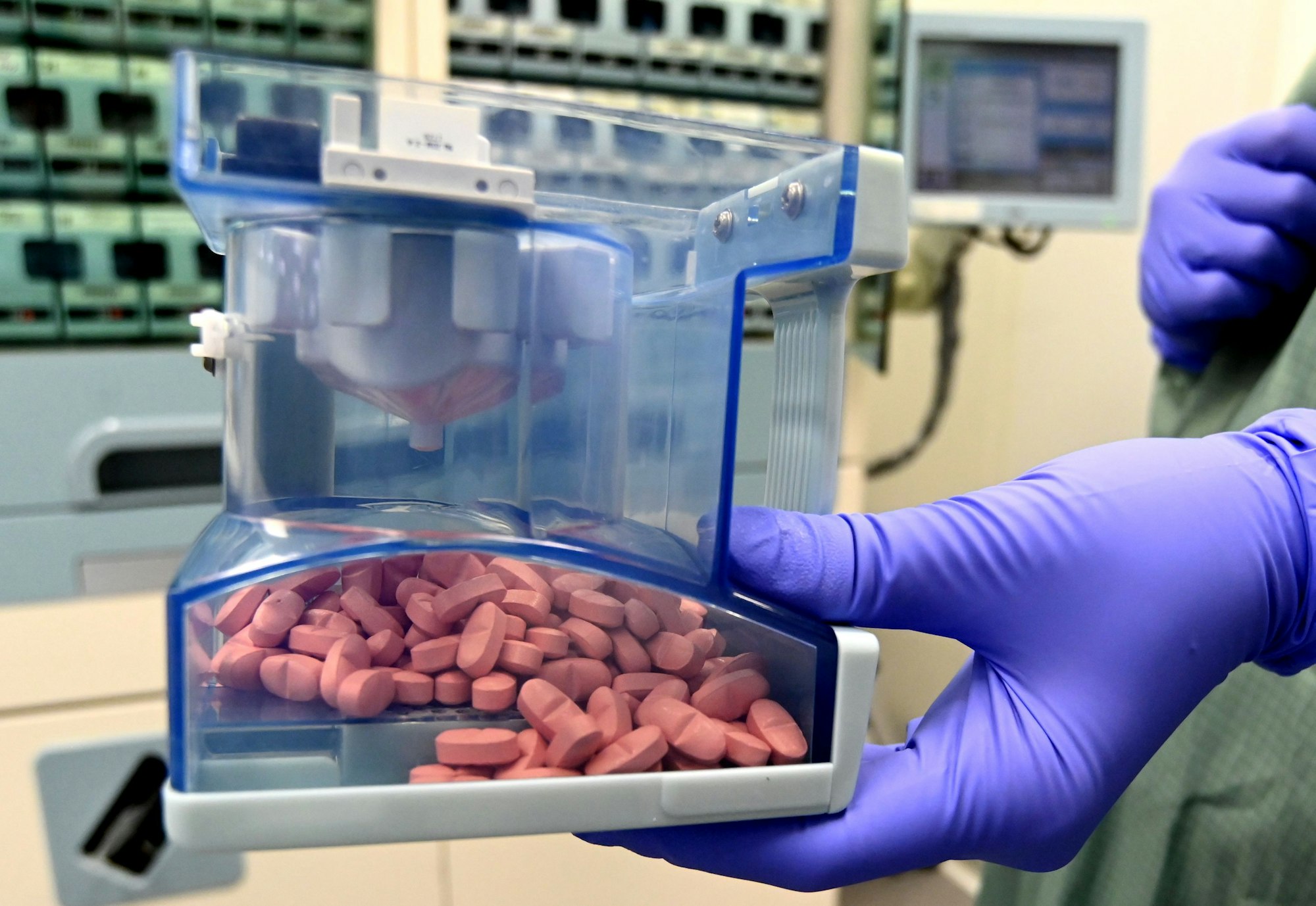 03.11.2025 Köln. Wie kommt das Medikament zum Patienten? Die Uniklinik Köln hat ein neues Unit-Dose-System entwickelt. Foto: Alexander Schwaiger