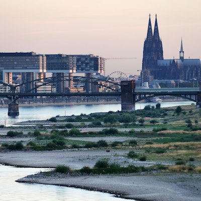 Das Foto zeigt das Rheinufer bei den Poller Wiesen vor dem Dom (r) und den Kranhäusern (l). oto: Oliver Berg/dpa