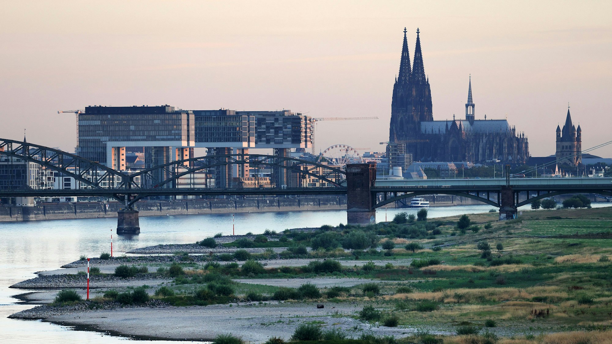 Das Foto zeigt das Rheinufer bei den Poller Wiesen vor dem Dom (r) und den Kranhäusern (l). oto: Oliver Berg/dpa