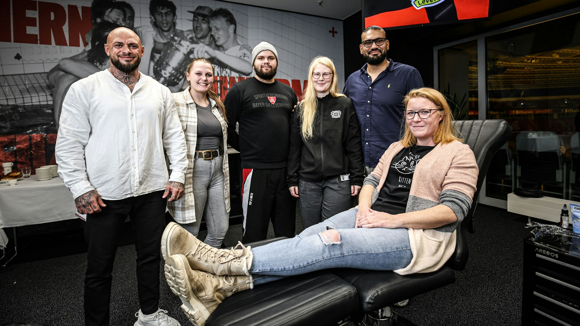 Annika Scalett kam, um sich tätowieren zu lassen, hinter hier die Organisatoren: Maximilian Porschen (l), Michelle Rieck und Tobias Klein von der Nordkurve, Leonie Stirn und Mohamed Abdallah