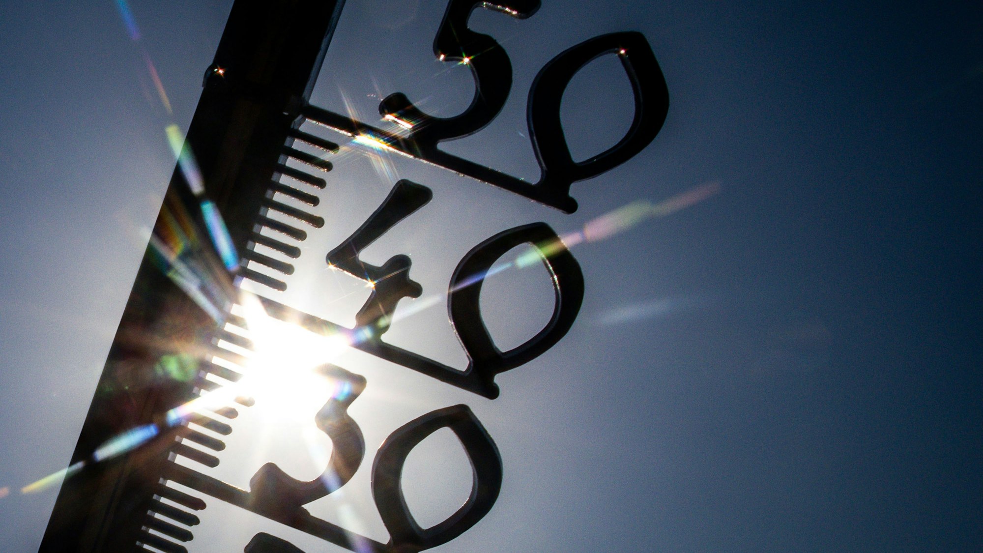 Vor einem wolkenlosen blauen Himmel zeigt ein Außenthermometer in einem Garten bereits am Vormittag über 30 Grad Lufttemperatur an. (Symbolbild)