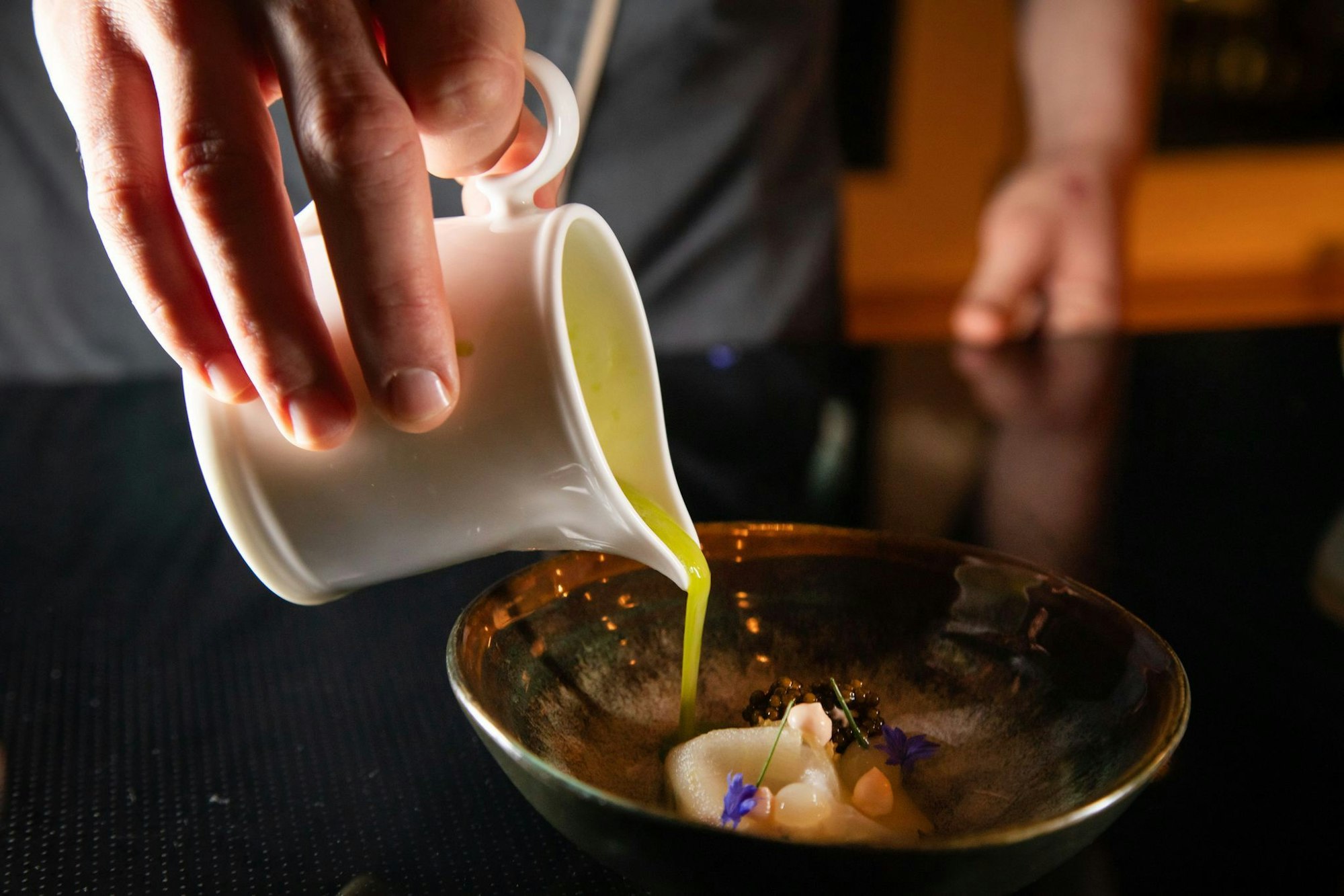 Für die Vinaigrette werden Äpfel und Staudensellerie entsaftet und mit Salz, grünem Tabasco, Limettensaft und Schnittlauchöl verfeinert.