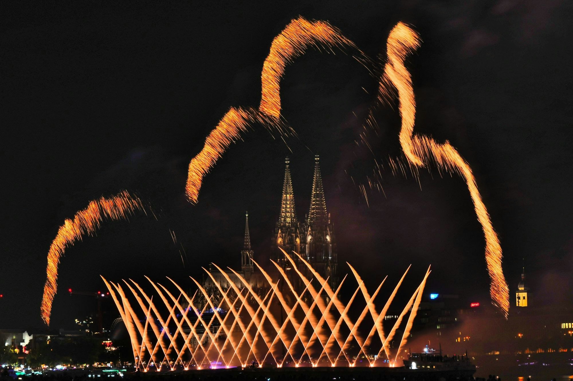 Das Bild zeigt den Kölner Dom, umrahmt von einem Feuerwerk.