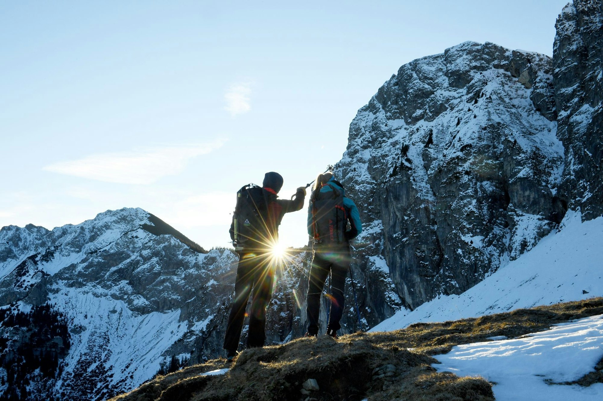 Am besten, wenn es noch hell ist: Wer sich zur dunklen Jahreszeit in die Berge aufmacht, sollte möglichst gut geplant haben.