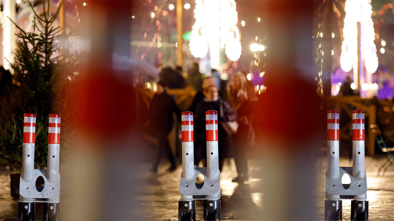 23.12.2024: Mobile Terrorsperren wurden nach dem Anschlag auf den Magdeburger Weihnachtsmarkt 2024 in Köln aufgestellt.