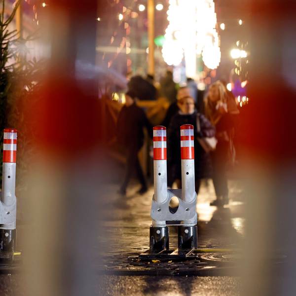 23.12.2024: Mobile Terrorsperren wurden nach dem Anschlag auf den Magdeburger Weihnachtsmarkt 2024 in Köln aufgestellt.