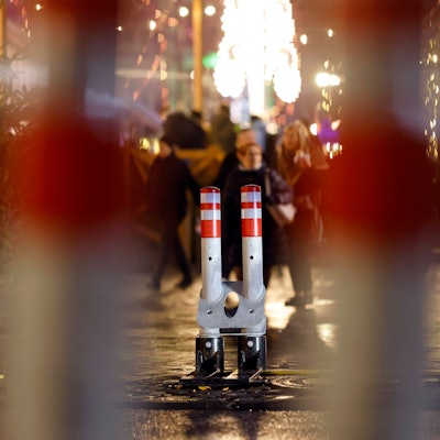 23.12.2024: Mobile Terrorsperren wurden nach dem Anschlag auf den Magdeburger Weihnachtsmarkt 2024 in Köln aufgestellt.