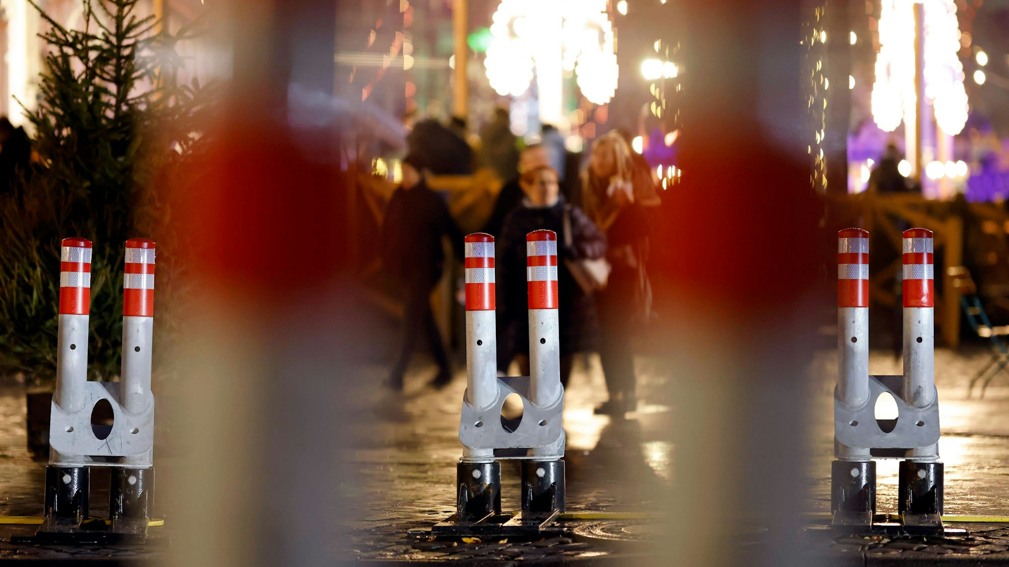 23.12.2024: Mobile Terrorsperren wurden nach dem Anschlag auf den Magdeburger Weihnachtsmarkt 2024 in Köln aufgestellt.