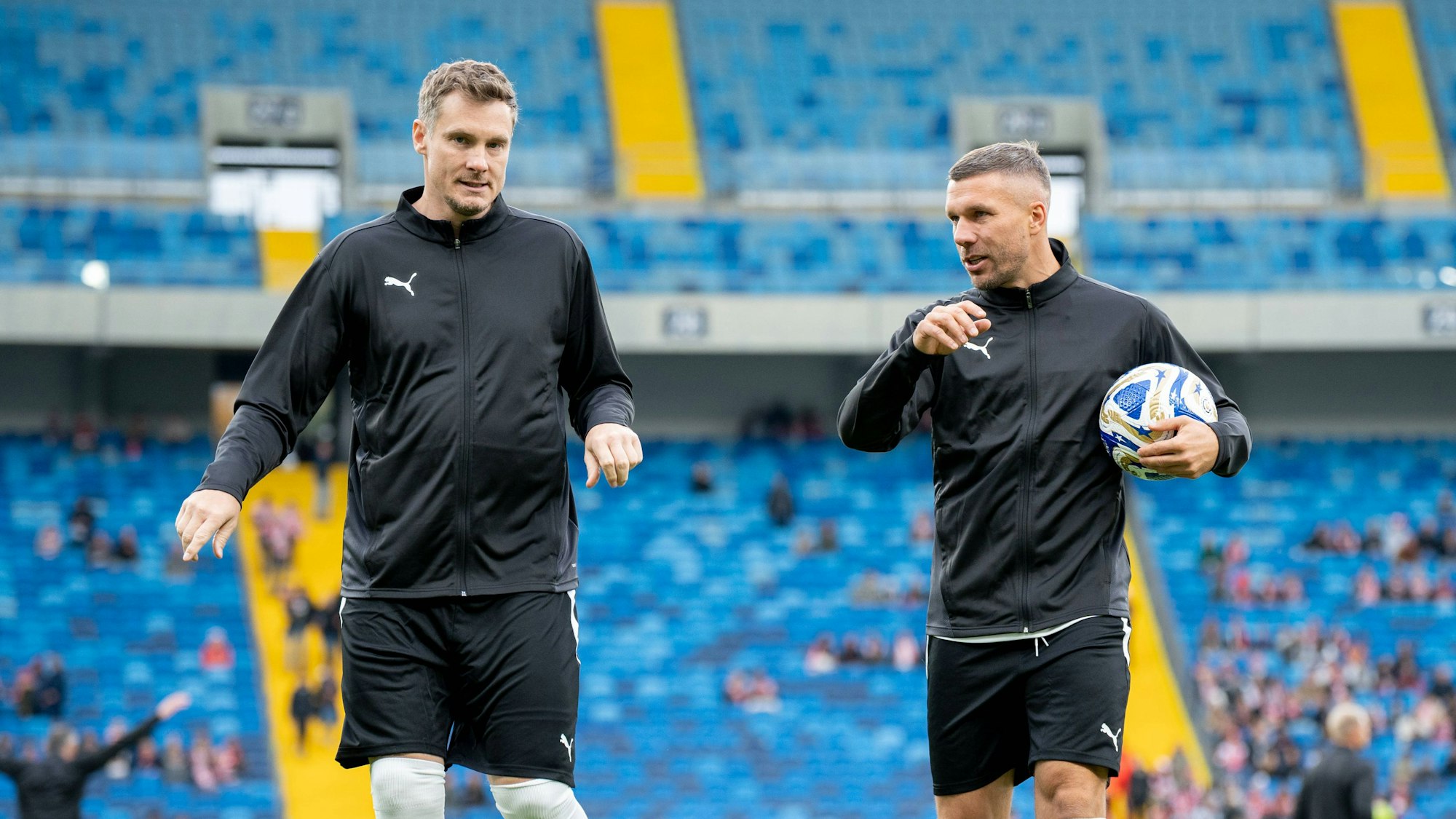Poland v Germany - Legendy Na Slaskim Marcell Jansen and Lukas Podolski warm up before the Legendy na Slaskim, a friendly football match between legends of Poland and Germany in Chorzow, Poland, on October 12, 2025. The exhibition game at Silesian Stadium features former players from both national teams. Chorzow Poland PUBLICATIONxNOTxINxFRA Copyright: xMarcinxGolbax originalFilename:golba-legendyn251012_npHCr.jpg