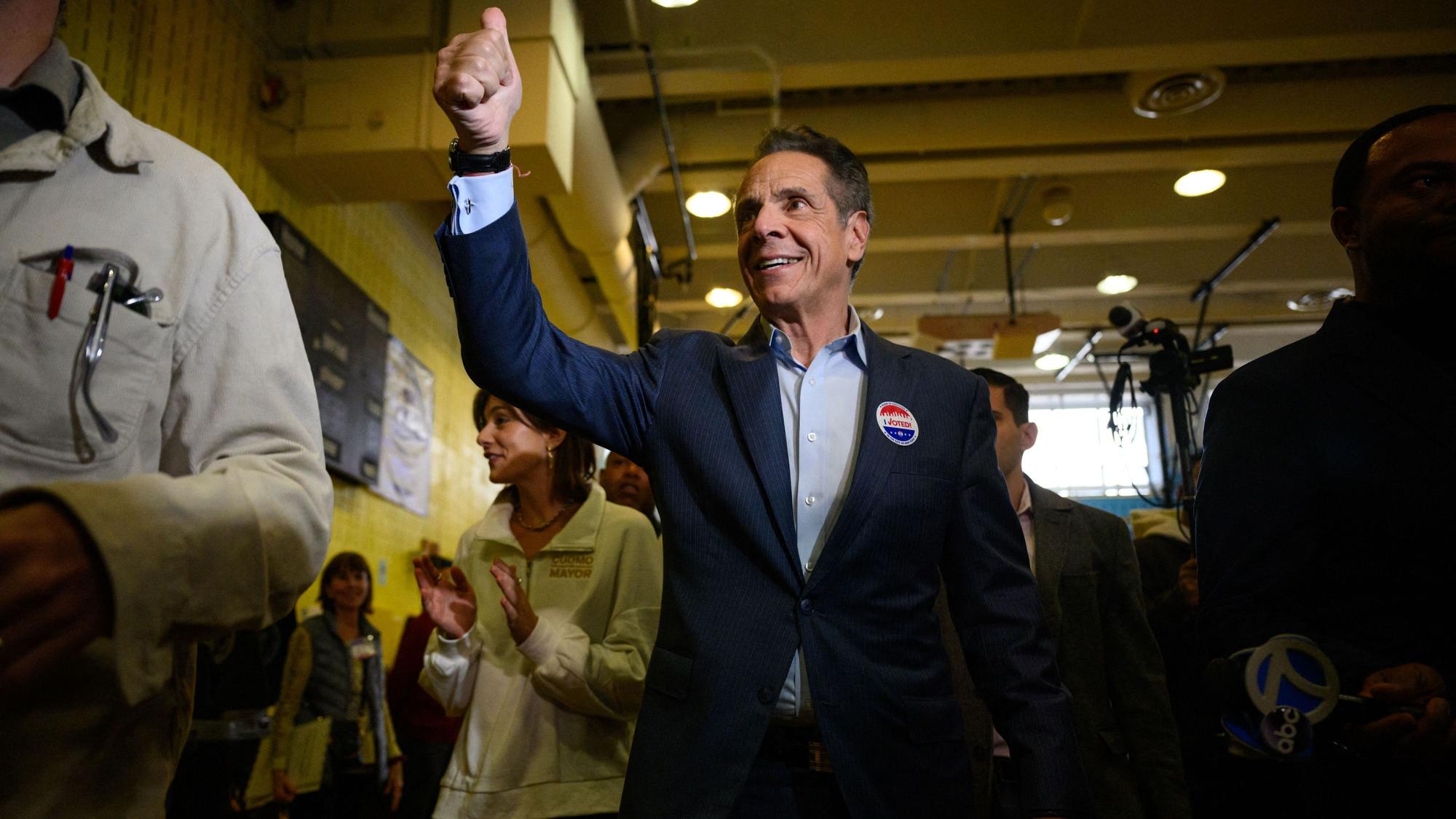 Bürgermeisterkandidat Andrew Cuomo lächelt und hält den Daumen nach oben.