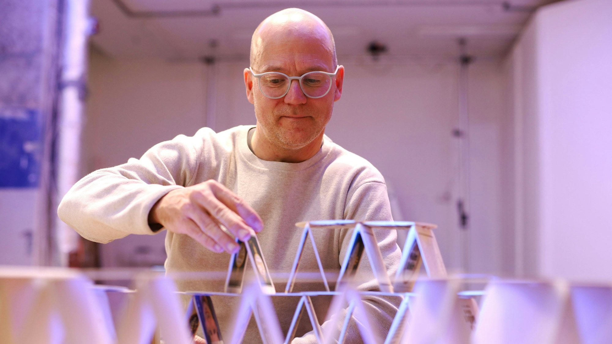 03.11.2025, Köln: Guinness-Weltrekordversuch mit 80.000 Bierdeckel im Rhein-Center. Der Pulheimer Benjamin Klapper wird im Laufe des Novembers ein monumentales Kunstwerk aus 80.000 Bierdeckeln errichten. Foto: Arton Krasniqi