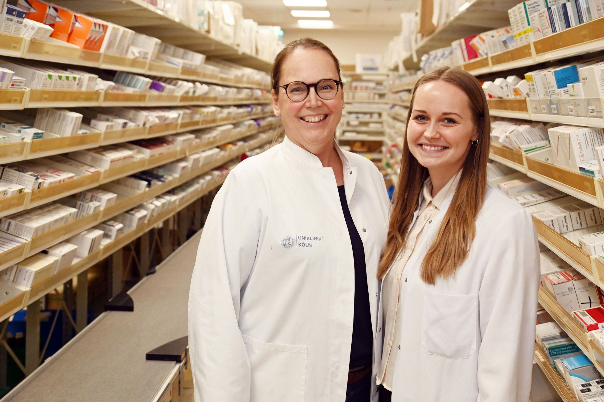 03.11.2025 Köln. Wie kommt das Medikament zum Patienten? Die Uniklinik Köln hat ein neues Unit-Dose-System entwickelt. Andrea Liekweg (Brille) und Annelie Goldberg. Foto: Alexander Schwaiger