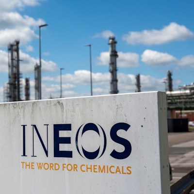 Ineos-Schriftzug im Chempark Worringen