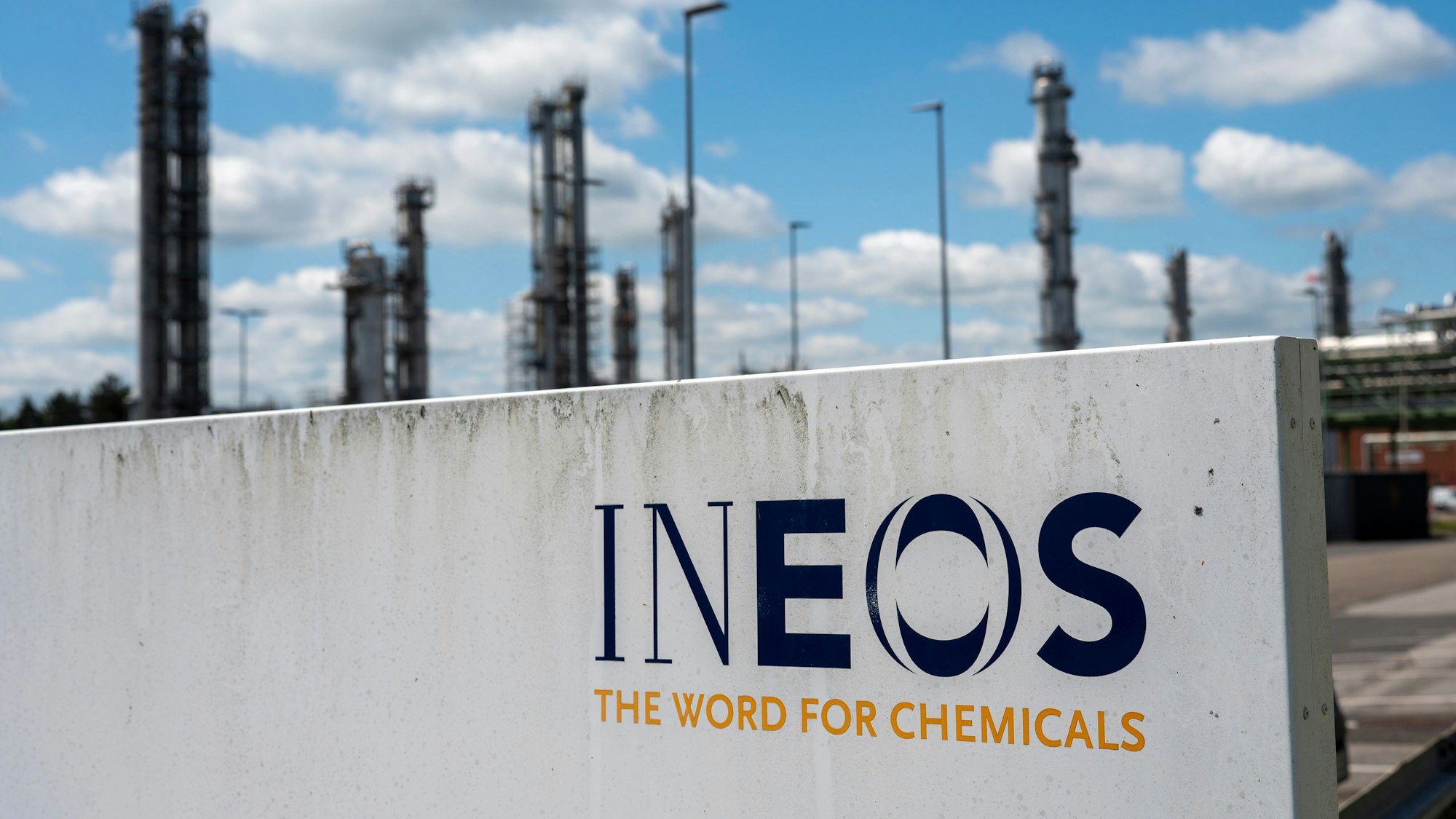 Ineos-Schriftzug im Chempark Worringen