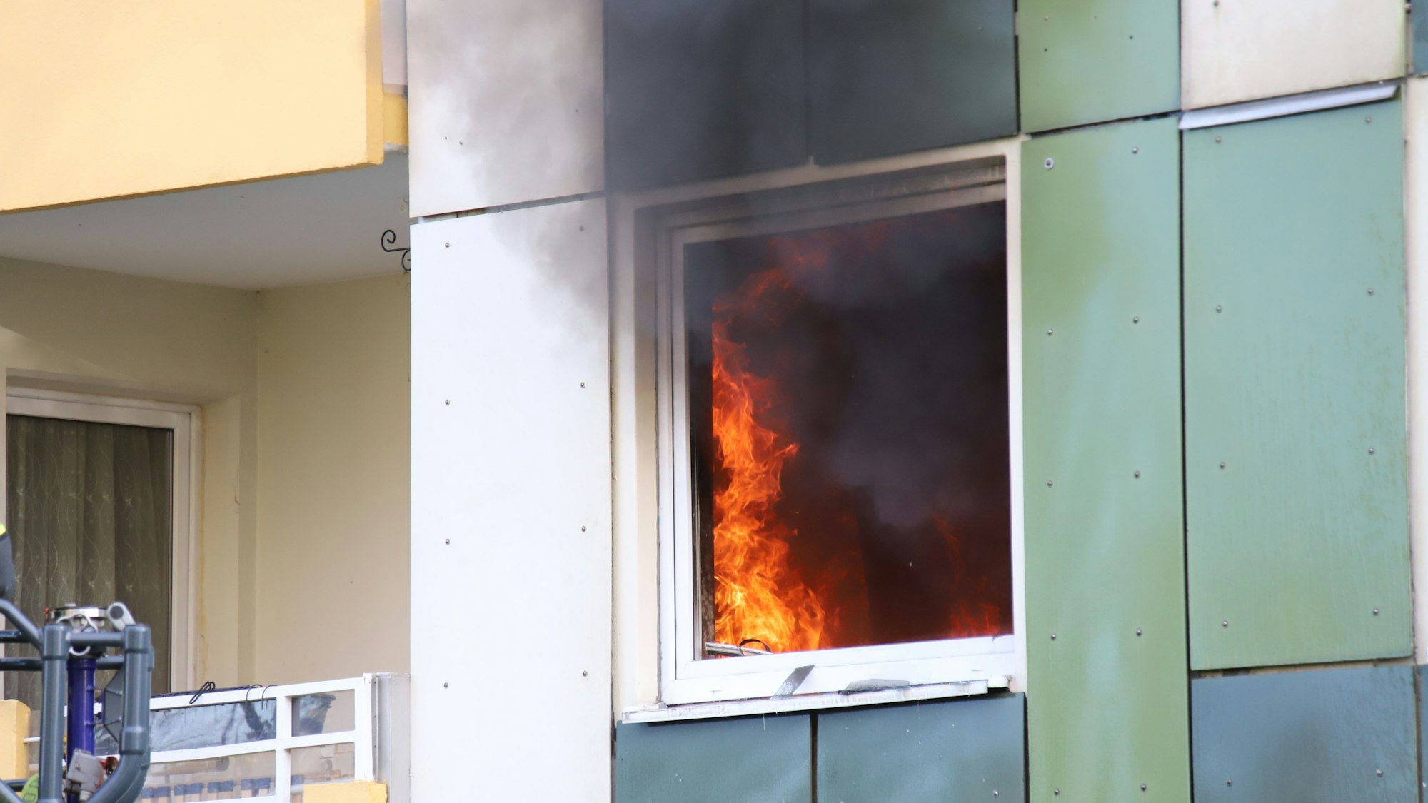 Flammen schlagen aus dem Fenster des Zimmers, aus dem das Kind gerettet wurde.