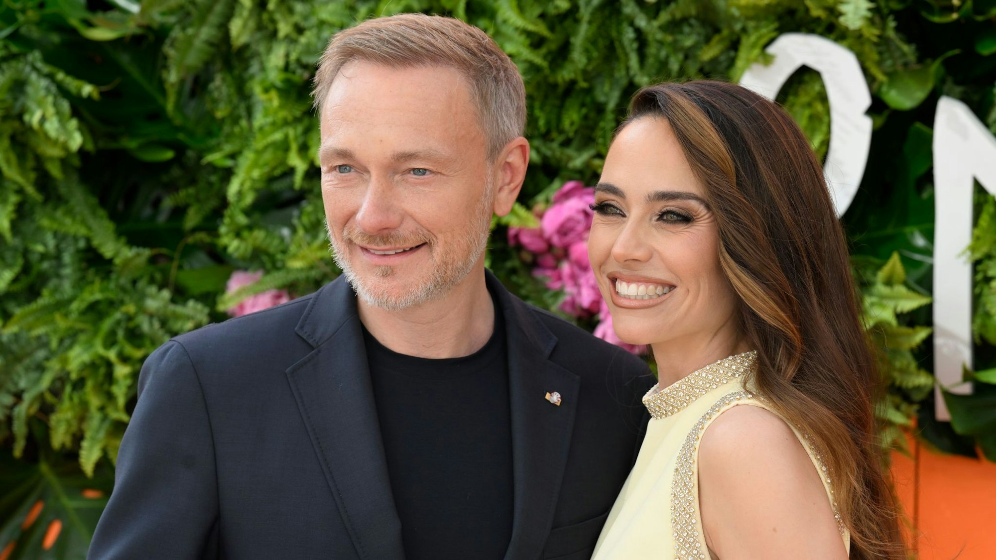 Christian Lindner und Franca Lehfeldt posieren.