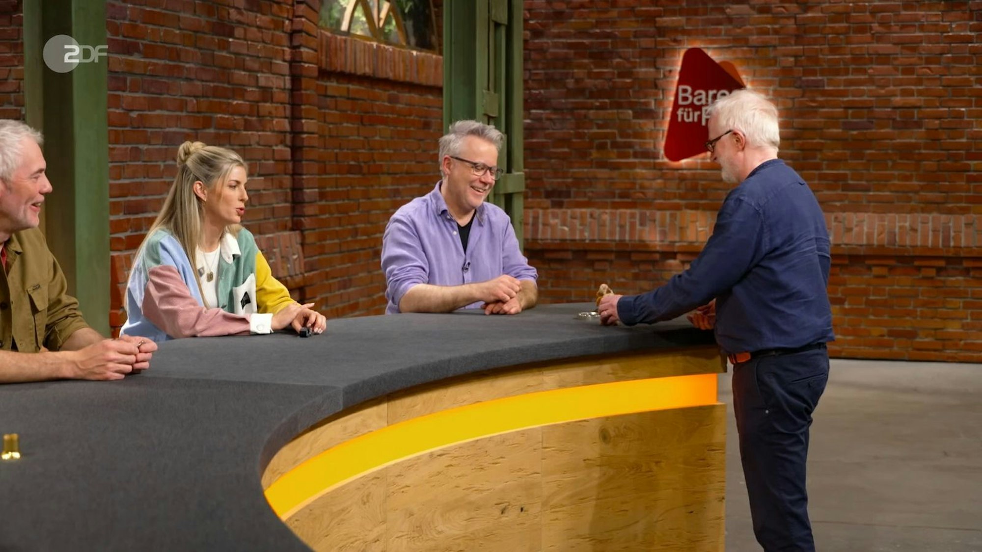 Im Händlerraum gab sich der Verkäufer schlagfertig: „Wenn die Gebote zu niedrig sind, schüttelt er mit dem Kopf“, sagte er und drehte synchron am Schwänzchen des Pinguins. (Bild: ZDF)