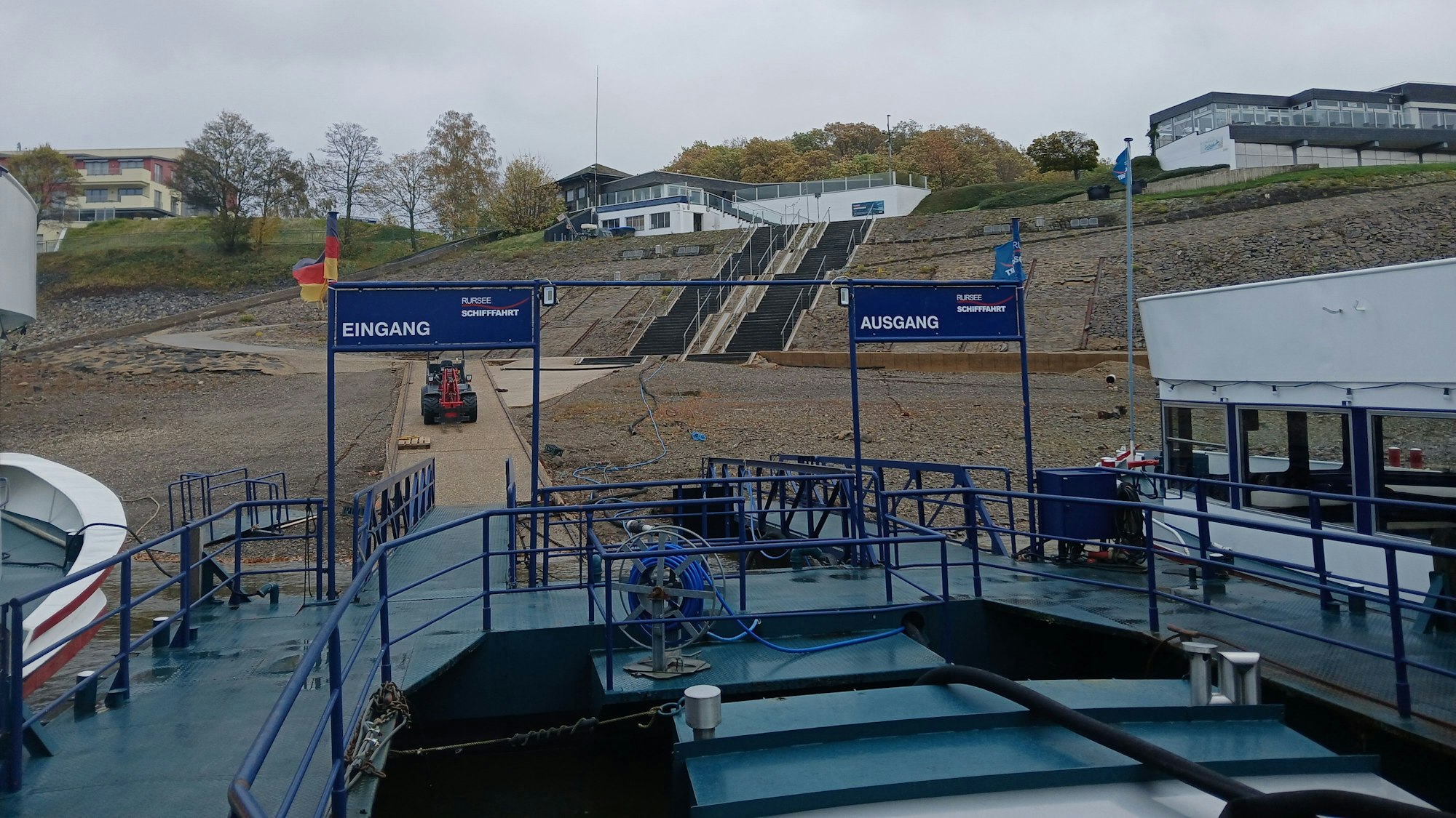Blick vom Anlegesteg hoch zur Schwammenaueler Gastronomie: Die Wege von den Rurseeschiffen über die Treppen auf festes Land sind durch die leere Talsperre länger geworden.