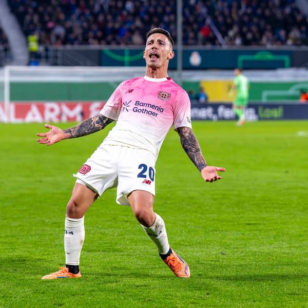 29.10.2025, Nordrhein-Westfalen, Paderborn: Fußball: DFB-Pokal, SC Paderborn 07 - Bayer Leverkusen, 2. Runde, Home Deluxe Arena: Álex Grimaldo (Bayer Leverkusen) jubelt nach seinem Tor zum 0:1. (zu dpa: «Kompanys Warnung vor Zauberfuß - «Rivalität lebt in Gruppe»») Foto: David Inderlied/dpa +++ dpa-Bildfunk +++